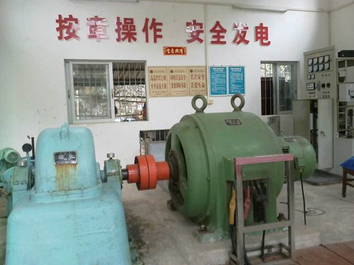 電機(jī)穩(wěn)壓器現(xiàn)場